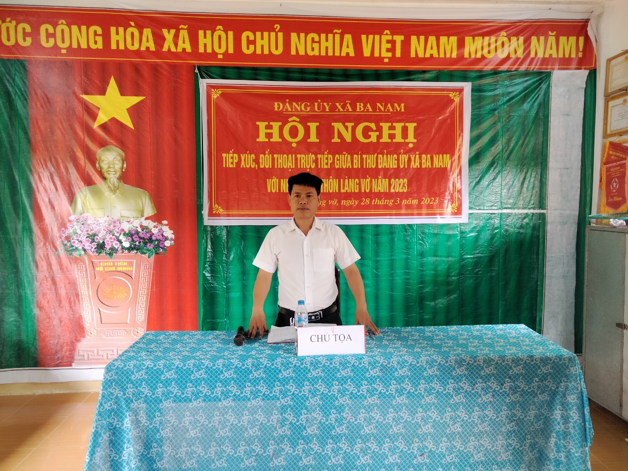 Đồng chí Phạm Văn Tương Bí thư Đảng uỷ xã phát biểu tại Hội nghị